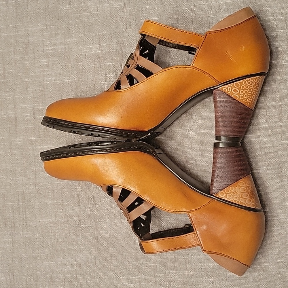 Gorgeous Retro Leather Mary Jane Pumps - Picture 10 of 16